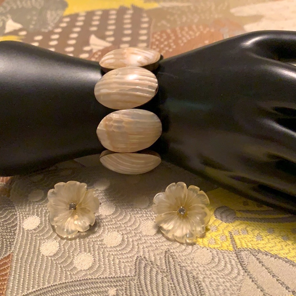 Flower Clip On Earrings & Shell Imitation Bracelet